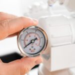 Le manomètre montre la pression dans le système d'osmose inverse.